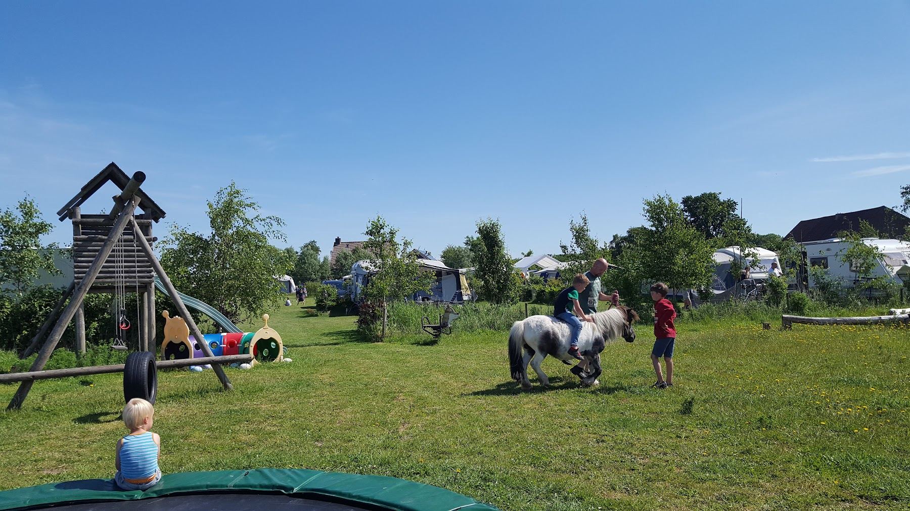 Pony en speeltoestellen