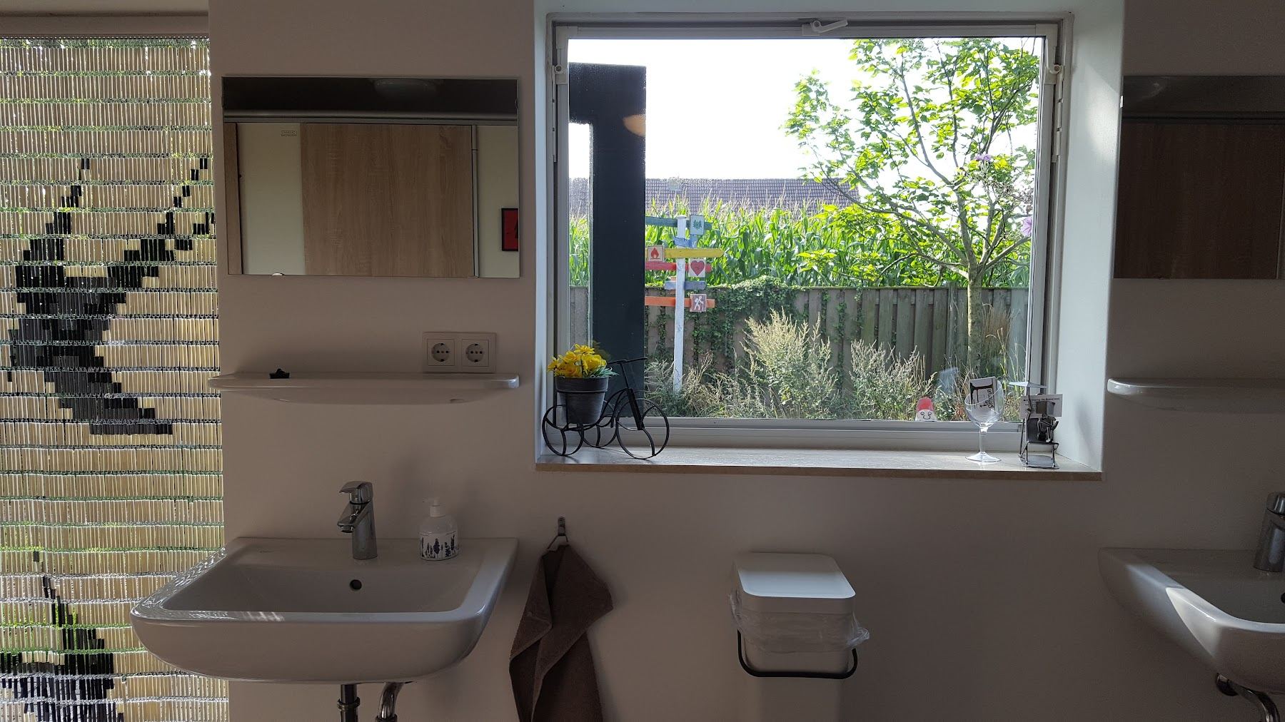 Wasbakken met spiegel in het sanitairgebouw