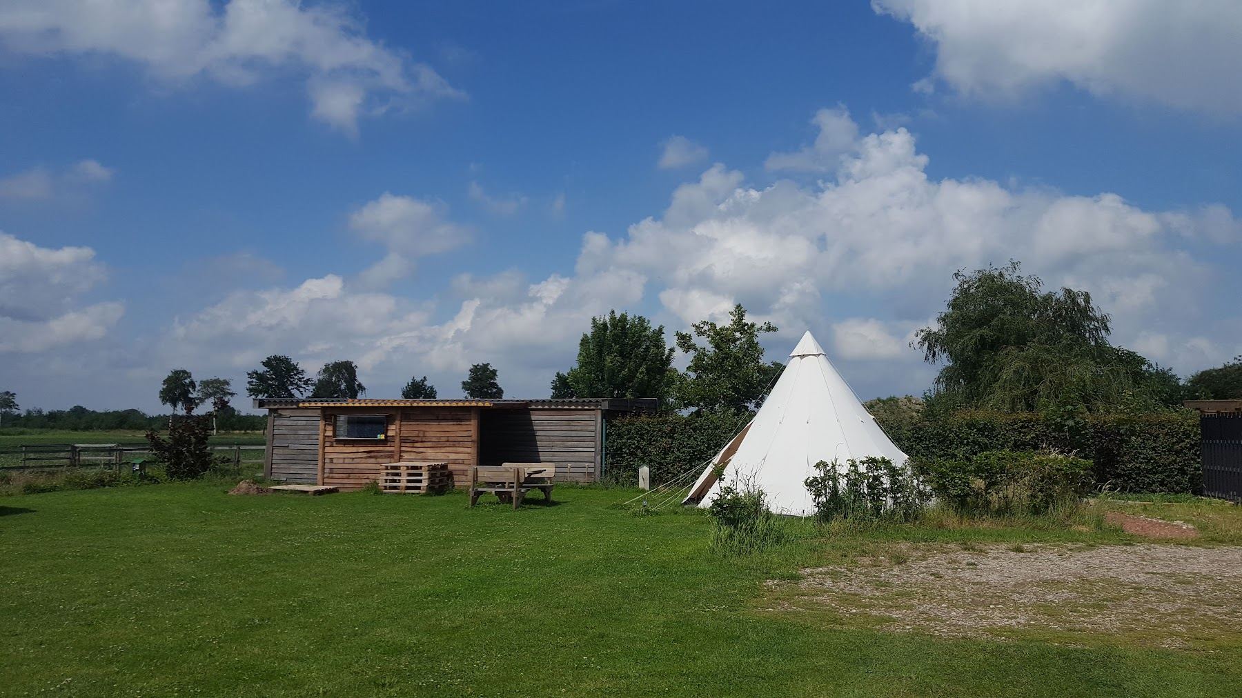 De tipi en de schuur