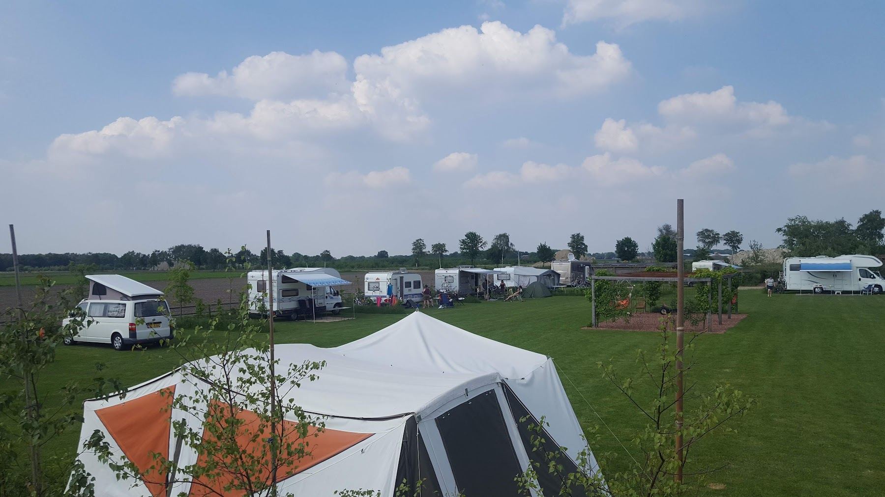 Tenten op het veld