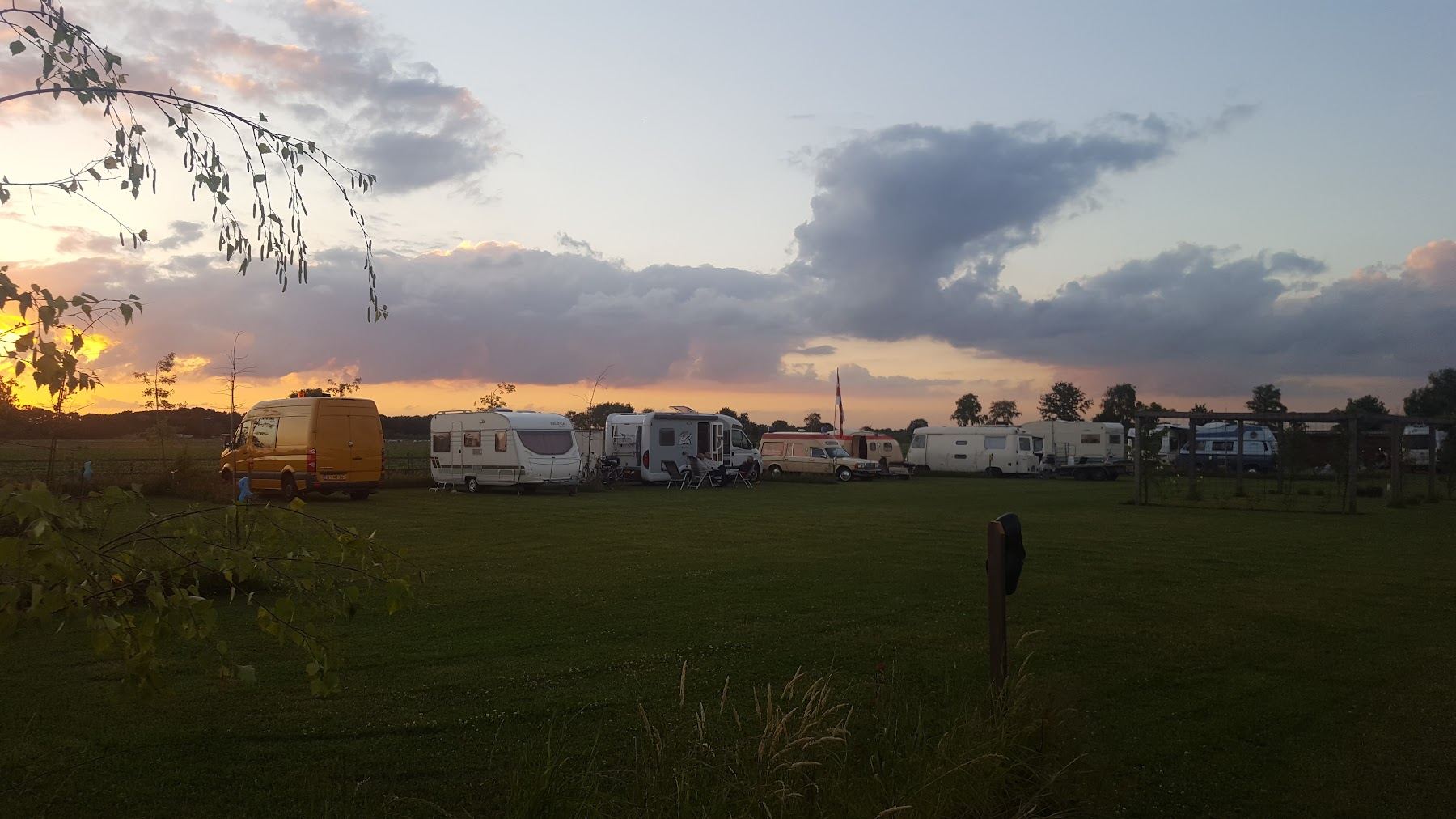 Zonsondergang boven het veld